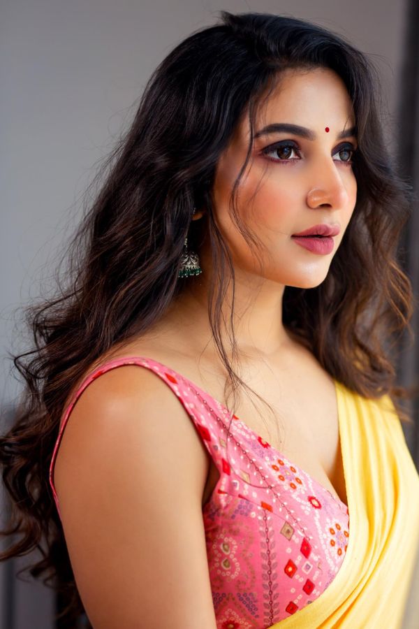 এখনকার দিনের হ্যান্ডলুম সুতির শাড়ি, এমনকি তাঁতের শাড়িও আগের মতো খুব ফুলে ফুলে থাকে না বা শক্ত, খড়মড়ে হয় না।  অনুশ্রী জানাচ্ছেন, ‘‘গায়ে লেপ্টে থাকা সুন্দর চেহারার আভাস দিতে এখন সুতির শাড়ির সাজেই হতে পারে কেল্লাফতে।’’ 