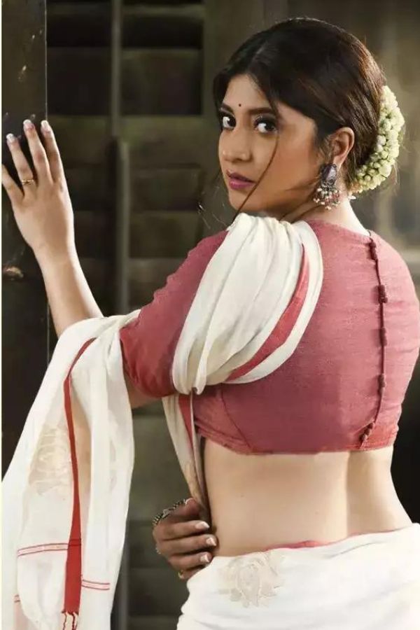 তাঁতে বা সুতির মধ্যে শরীর-জোড়ানো পোশাক পরতে পারেন,  এতে আপনি হবে আরও আকর্ষণীয়া।  সেখানে ফ্যাশনদুরস্ত লাগার জন্য থাকুক মাছের মোটিফ বোনা তাঁতের কাপড় দিয়ে তৈরি যে কোনও পোশাক। এতেই খুব ‘ট্রেন্ডি’ লাগবে আপনাকে! 