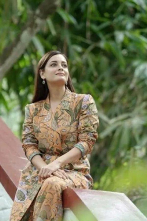 যেমন ধনেখালি তাঁতের কো-অর্ড সেট। তাতে যদি থাকে সিক্যুইনের এক ঘেয়ে চমকের বদলে গুজরাতি কচ্ছ ধাঁচের কাজে ছোট কাঁচের ঠাসা নকশা, তা হলে তো কথাই নেই। আপনার স্নিগ্ধ সাজ আপনাকে আরও মোহময়ী করে তুলবে। 