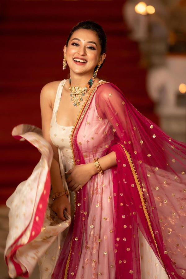 অনেকে লেহেঙ্গা পরতে চান কালীপুজোর দিন। সুতির কাপড়ের ফুরফুরে লেহেঙ্গার নীচের দিকের পাড়ে যদি থাকে কন্ট্রাস্টিং রঙের কুরুশের লেস বসানো, তা হলে তো সবার নজর ঘুরবেই আপনারই দিকে।