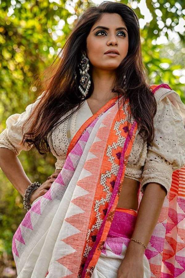 এখন সমাজমাধ্যমের দৌলতে যুবতী ও তরুণীরা ব্লাউজ বা চোলি পরছেন, একদম সাহসী ও অন্য রকম ধাঁচের। তাঁদের পছন্দের সমীকরণে বদলে গিয়েছে চিরাচরিত কাটের জায়গায় সব্যসাচী কাট,  ডিপ ভি নেক,  বিকিনি কাট ইত্যাদি। সেই রকম হাল ফ্যাশনের কাটের ব্লাউজ কিনে নিতে পারেন। অনুশ্রী বলছেন,  ‘‘সুতির কাপড়ে অনায়াসে বানিয়ে নিতে পারেন এই রকম কাটের ব্লাউজ। এতেই আপনাকে লাগবে ছকভাঙ্গা সুন্দরী!’’