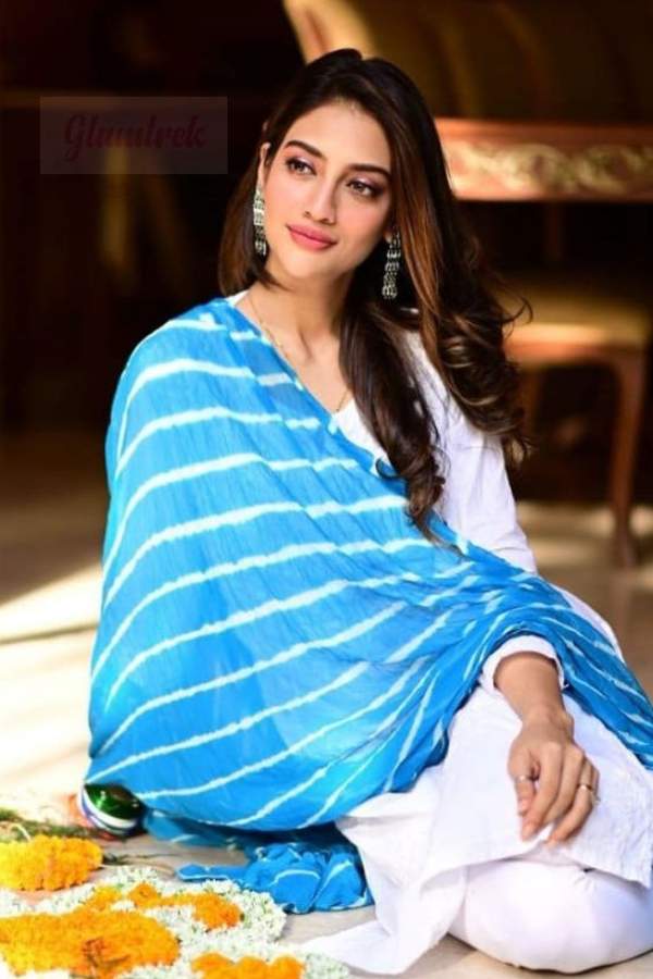 তিনি আরও জানাচ্ছেন যে, ‘‘“লেহেঙ্গা পরলে সঙ্গের ওড়নার জন্য সবাই পছন্দ করেন ফুরফুরে স্বচ্ছ সিফনের বা নেটের ওড়না। তবে আমার মতে আরও চমকদার ও আকর্ষণীয় হয়ে ওঠার জন্য আদর্শ হল সিল্কের ওড়না। এতে অনেক তাঁত শিল্পী ও রেশমশিল্পীরা আরও হ্যান্ডলুমের কাজে উৎসাহ পাবেন,  তাঁদের উদ্‌যাপনের দিকটাও ভেবে দেখা যাবে!’’