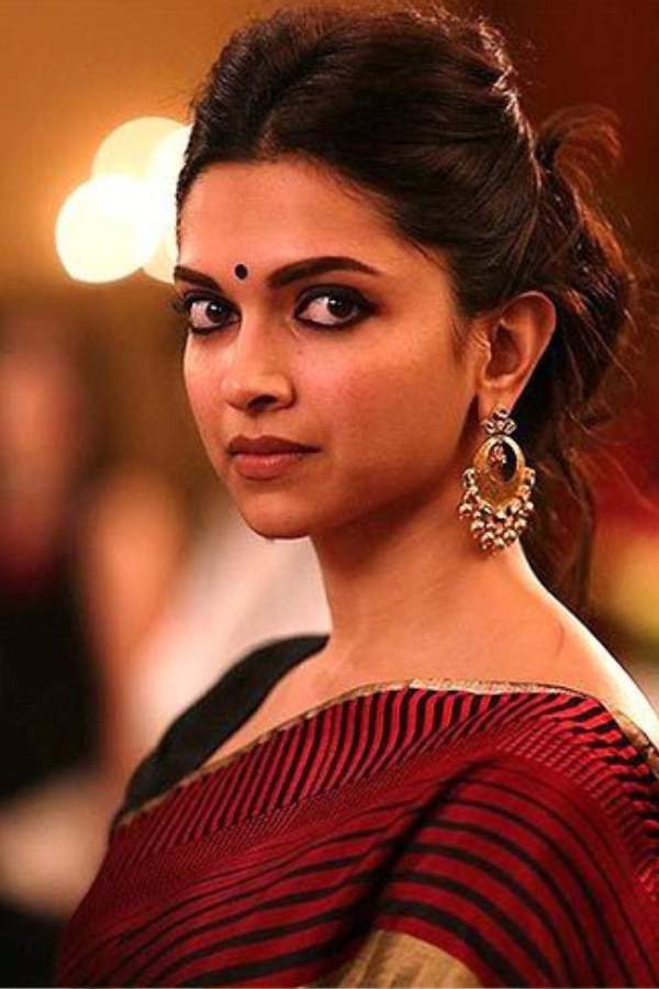 কালীপুজো যেমন আলোর উৎসব, তেমনই উজ্জ্বল রঙের উৎসবও বটে! তাই সাধারণ সময়ের প্যাস্টেল বা মিউটেড রং ছেড়ে অনুশ্রীর মতে, উজ্জ্বল রঙের খেলায় মাতুন। আপনার পোশাকে থাকুক তার ছাপ।