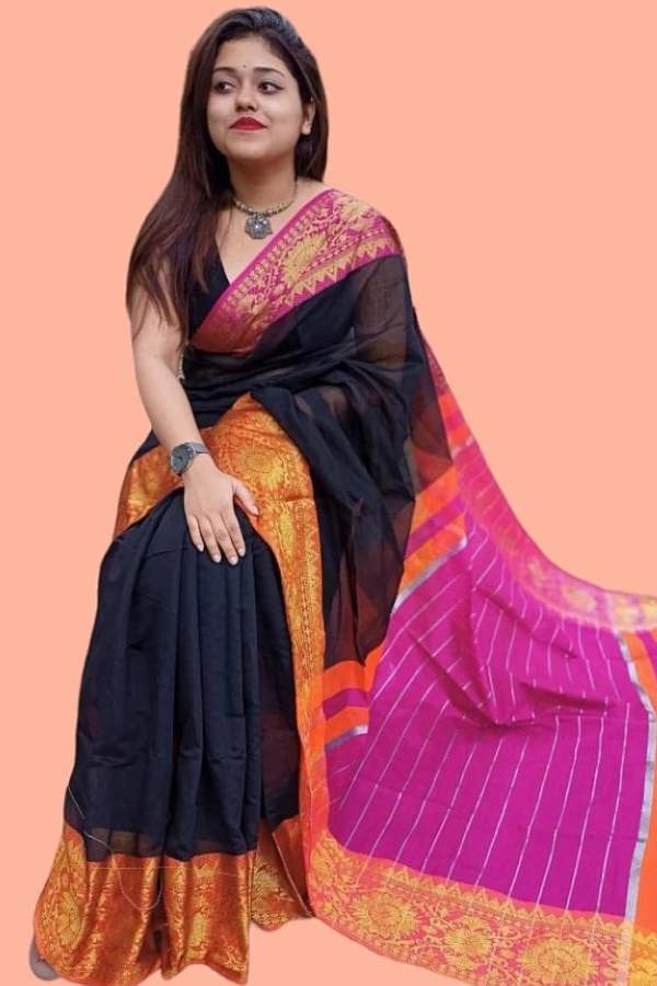 ফ্যাশন দুনিয়ায় এখন এক রঙা শাড়ির সঙ্গে সেই একই রঙের ব্লাউজের ট্রেন্ড নজরে আসছে খুব। উজ্জ্বল লাল বা সোনালি রঙের শাড়ির সঙ্গে একদম একই রঙের ব্লাউজ পরতে পারেন। ব্লাউজে থাকুক একটু মিরর-ওয়ার্ক বা কাঁচের কাজ,  ডিপ নেকের সাহসী ছোঁয়া। সঙ্গে হালকা কাজল ও টিপ! ব্যস,  আপনার সাজ নিয়ে আলোচনা হবে সব্বার মধ্যে। 