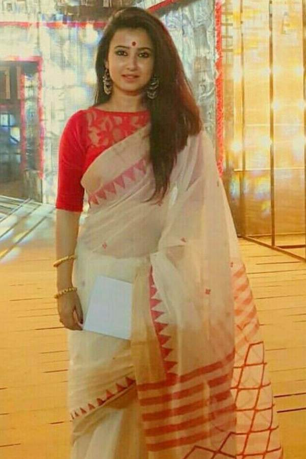 আর যদি লাল,  কমলা,  ফুশিয়া রঙের শাড়িতে সাজতে চান, তা হলে বেছে নিন ভারী কন্ট্রাস্টিং রঙের ব্লাউজ। সুতির সাজেই বলে বলে কিস্তিমাত করবেন অনেক অন্য রকম সাজকেও। সঙ্গে চুমকি বা শিমারের কাজের বদলে যদি কাঁচের কাজ থাকে,  সেই চমকে পারদ চড়বে আরও অনেক বেশি।