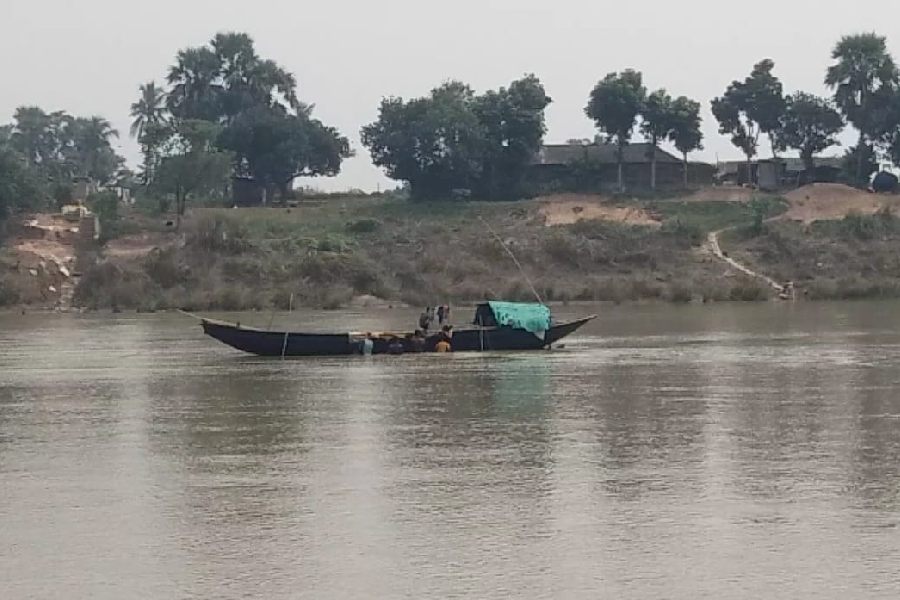 Sand of Damodar river is being allegedly looted in East Burdwan dgtld