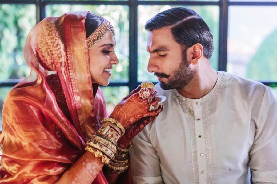 রণবীর সিংহ-দীপিকা পাড়ুকোন, রণবীর কপূর-আলিয়া ভট্ট, সিদ্ধার্থ মলহোত্র-কিয়ারা আডবাণী, ভিকি কৌশল-ক্যাটরিনা কইফ— সাম্প্রতিককালে বলিপাড়ার এই তারকা জুটিরা যেন সব সময় ক্যামেরাশিকারিদের নজরে। তাঁদের অভিনয়জীবনের পাশাপাশি বিবাহিত জীবন নিয়েও ক্রমাগত আলোচনা চলতে থাকে। কিন্তু বলিপাড়ায় এমন বহু তারকা রয়েছেন যাঁরা অন্য তারকার সঙ্গে বাগ্‌দান পর্ব সারলেও শেষ পর্যন্ত তাঁদের সম্পর্ক বিয়ের পিঁড়ি পর্যন্ত গড়ায়নি। সলমন খান থেকে শুরু করে এই তালিকায় রয়েছে অক্ষয় কুমারের মতো বলি তারকার নাম।