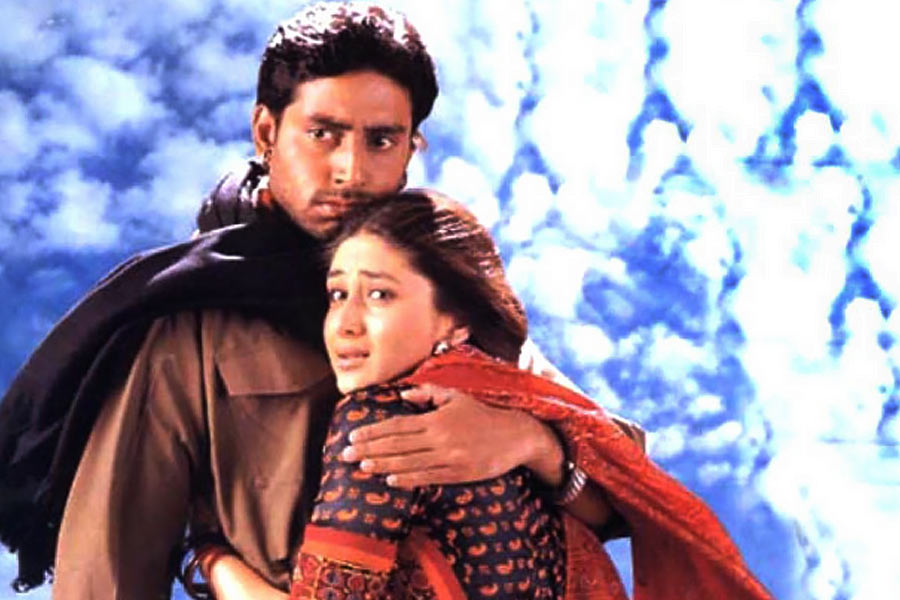 ২০০০ সালে ‘রিফিউজি’ ছবির মাধ্যমে বলিপাড়ায় আত্মপ্রকাশ করেন অভিষেক। বলিপাড়ায় পা রাখার দু’বছরের মধ্যে করিশ্মার সঙ্গে বাগ্‌দান পর্ব সেরে ফেলেন অভিনেতা।