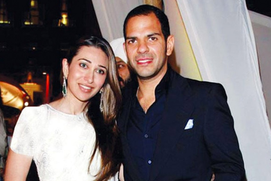 ২০০৩ সালের ফেব্রুয়ারি মাসে অভিষেক এবং করিশ্মা তাঁদের সম্পর্কে ইতি টানেন। একই বছরে শিল্পপতি সঞ্জয় কপূরের সঙ্গে সাত পাকে বাঁধা পড়েন করিশ্মা। ২০০৭ সালে বলি অভিনেত্রী ঐশ্বর্যা রাই বচ্চনের সঙ্গে গাঁটছড়া বাঁধেন অভিষেক।