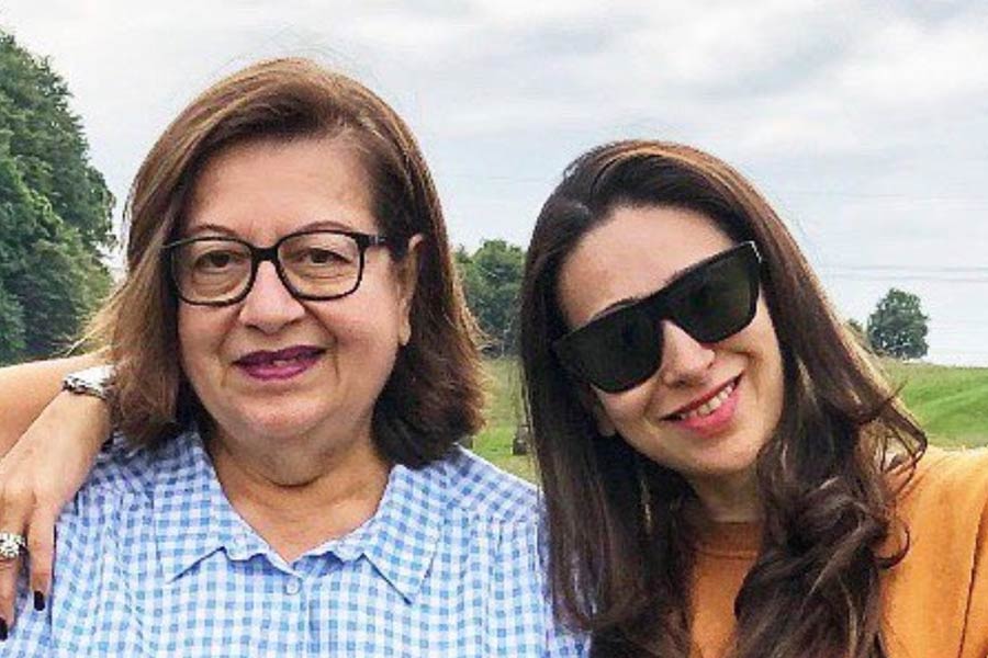 অভিষেক এবং করিশ্মার সম্পর্ক কেন ভাঙল সে প্রসঙ্গে বচ্চন অথবা কপূর পরিবারের তরফে কিছু জানানো হয়নি। তবে বলিপাড়ায় কানাঘুষো শোনা যায়, করিশ্মার মা নাকি দুই তারকার বিয়েতে আপত্তি জানিয়েছিলেন। তাই অভিষেকের সঙ্গে সম্পর্কে ইতি টানতে বাধ্য হন করিশ্মা।