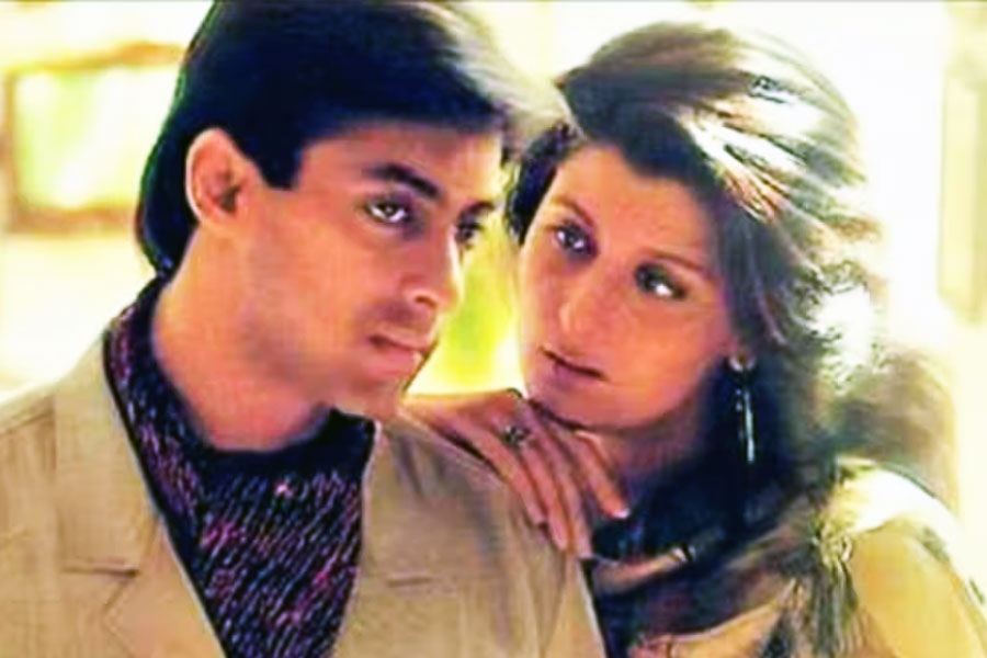 আশি থেকে নব্বইয়ের দশকে বলিপা়ড়ায় পরিচিতি তৈরি করে ফেলেন অভিনেত্রী সঙ্গীতা বিজলানি। কানাঘুষো শোনা যায়, সলমন খানের সঙ্গে বিয়ের কথা ছিল তাঁর। দুই তারকার বাগ্‌দান পর্ব সেরে ফেলার পর বিয়ের পিঁড়ি পর্যন্ত পৌঁছনোর আগেই বিচ্ছেদ হয়ে যায় দু’জনের।