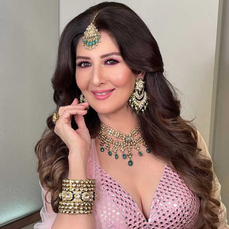 বলিপাড়া সূত্রে খবর, হিন্দি ছবিতে অভিনয় শুরুর আগেই সঙ্গীতার সঙ্গে আলাপ হয় সলমনের। ১৯৮৬ সাল থেকে টানা আট বছর সম্পর্কে ছিলেন দুই তারকা।