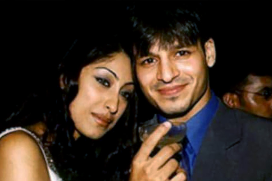 কানাঘুষো শোনা যায়, ঐশ্বর্যার সঙ্গে সম্পর্কে জড়ানোর আগে গুরপ্রীত গিল নামে এক মডেলের সঙ্গে বাগ্‌দান পর্ব সেরে ফেলেছিলেন বিবেক।