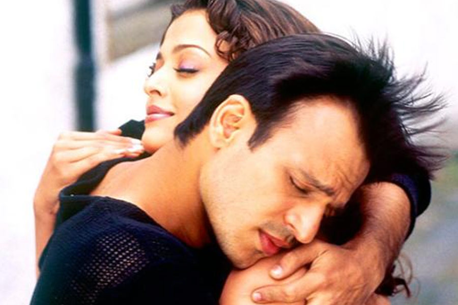 কিন্তু ঐশ্বর্যার সঙ্গে আলাপ হওয়ার পর ধীরে ধীরে গুরপ্রীতের সঙ্গে দূরত্ব তৈরি হতে থাকে বিবেকের। বলিপাড়ার একাংশের দাবি, ঐশ্বর্যার সঙ্গে সম্পর্কে জড়ানোর পর গুরপ্রীতের সঙ্গে সম্পর্কে ইতি টানেন অভিনেতা।