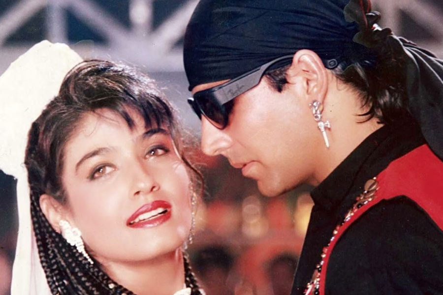 নব্বইয়ের দশকে বড় পর্দায় জুটি হিসাবে দর্শকের মনে জায়গা করে নেন বলি অভিনেতা অক্ষয় কুমার এবং অভিনেত্রী রবিনা টন্ডন। ১৯৯৪ সালে মুক্তিপ্রাপ্ত ‘মোহরা’ ছবিতে দুই তারকার সম্পর্কের রসায়ন দর্শকের প্রশংসা কুড়োয়। কিন্তু ক্যামেরার পিছনেও তাঁদের রসায়ন যে জমে উঠেছিল বলিপাড়ায় মাঝেমধ্যেই তা নিয়ে কানাঘুষো শোনা যেত।