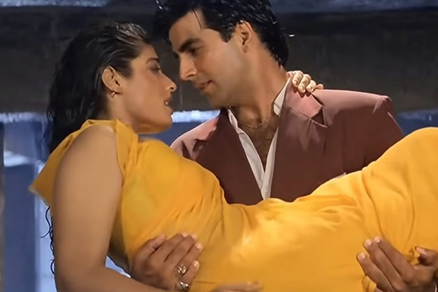 বলিপাড়া সূত্রে খবর, কয়েক বছর সম্পর্কে থাকার পর দুই পরিবারের উপস্থিতিতে বাগ্‌দান পর্ব সারেন অক্ষয় এবং রবিনা। কিন্তু ১৯৯৮ সালে দুই তারকা তাঁদের সম্পর্কে ইতি টানেন।