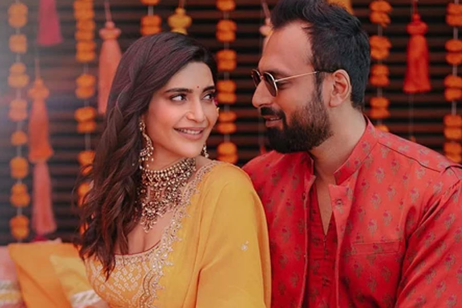 ছোট পর্দা থেকে অভিনয়যাত্রা শুরু করেন অভিনেত্রী করিশ্মা তন্না। সম্প্রতি ‘স্কুপ’ ওয়েব সিরিজ়ে অভিনয় করে জনপ্রিয় হয়ে ওঠেন তিনি। ২০২২ সালে বরুণ বাঙ্গেরাকে বিয়ে করেন করিশ্মা।