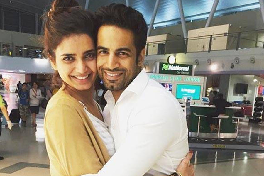 বরুণের সঙ্গে সম্পর্কে জড়ানোর আগে উপেন পটেলের সঙ্গে সম্পর্কে জড়ান করিশ্মা। ‘বিগ বস্’ রিয়্যালিটি শোয়ের অষ্টম সিজ়নে সেখানকার প্রতিযোগী উপেনের সঙ্গে আলাপ হয় তাঁর। ‘বিগ বস্’ ছেড়ে বেরোনোর পরেও কয়েক বছর সম্পর্কে ছিলেন তাঁরা।