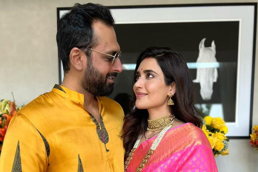 টেলিভিশনে নাচের এক রিয়্যালিটি শোয়ে আংটিবদল করেন করিশ্মা এবং উপেন। কিন্তু বাগ্‌দান পর্ব সারার দু’-তিন মাসের মধ্যে তাঁদের সম্পর্ক ভেঙে যায়।