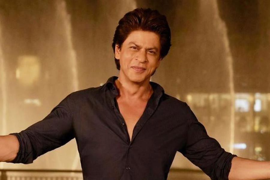 ২ নভেম্বর। রাতে ঘড়ির কাঁটা সবেমাত্র ১২টার ঘর পার করেছে। ‘মন্নত’কে ঘিরে রয়েছে জনসমুদ্র। সকলের নজর একই দিকে, বেড়া দেওয়া বারান্দায়। বলিউডের বাদশা কখন দু’বাহু উন্মুক্ত করে ‘সিগনেচার পোজ়’ দিয়ে দাঁড়াবেন সেই অপেক্ষায় এক এক সেকেন্ড গুনে চলেছেন ভক্তেরা। ‘মন্নত’-এর চারদিকে উল্লাস, ভালবাসা এবং অপেক্ষা। অবশেষে দেখা পাওয়া গেল তাঁর। পরনে ডেনিম জিন্‌স, কালো টি-শার্ট, মাথায় কালো টুপি এবং চোখে চশমা। ২ নভেম্বর ৫৮ বছরে পা রাখলেন তিনি। কিন্তু শাহরুখকে দেখে মনে হল ‘জওয়ান’ আরও জওয়ান হলেন।