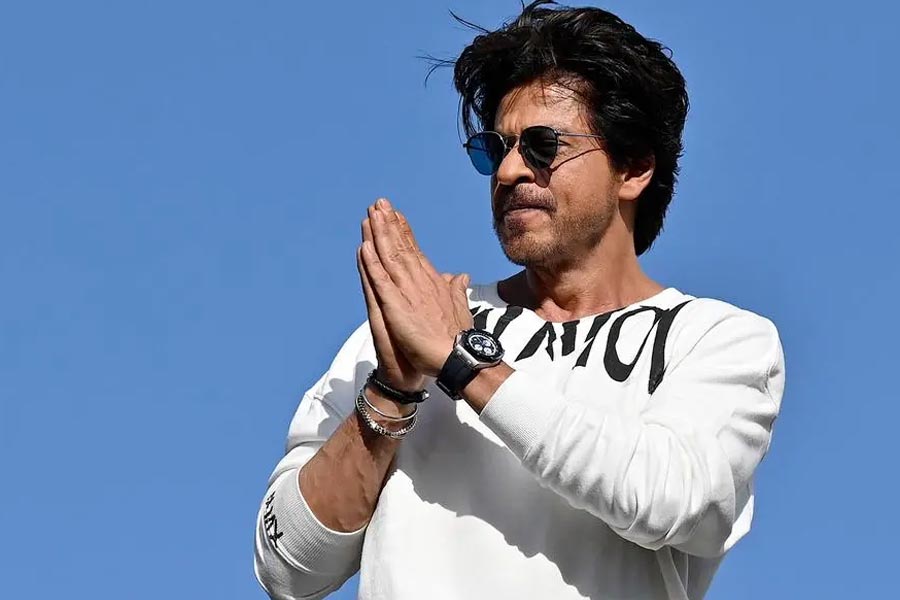 তিন দশক বলিউড ইন্ডাস্ট্রিতে কাটিয়ে ফেলেছেন শাহরুখ। তাঁর কেরিয়ারের মুকুটে যেমন নয়া পালক জুড়েছে ঠিক তেমনই ব্যবসা করতে ব্যর্থও হয়েছে শাহরুখের একাধিক ছবি। চার বছরের সাময়িক বিরতি নিয়ে শাহরুখ যখন আবার বলিপাড়ায় ফিরে এলেন তখন ‘পাঠান’ এবং ‘জওয়ান’-এ অভিনয় করে একই বছরে পর পর দু’টি হাজার কোটির ছবি নিজের কেরিয়ারের ঝুলিতে পুরে নেন তিনি।