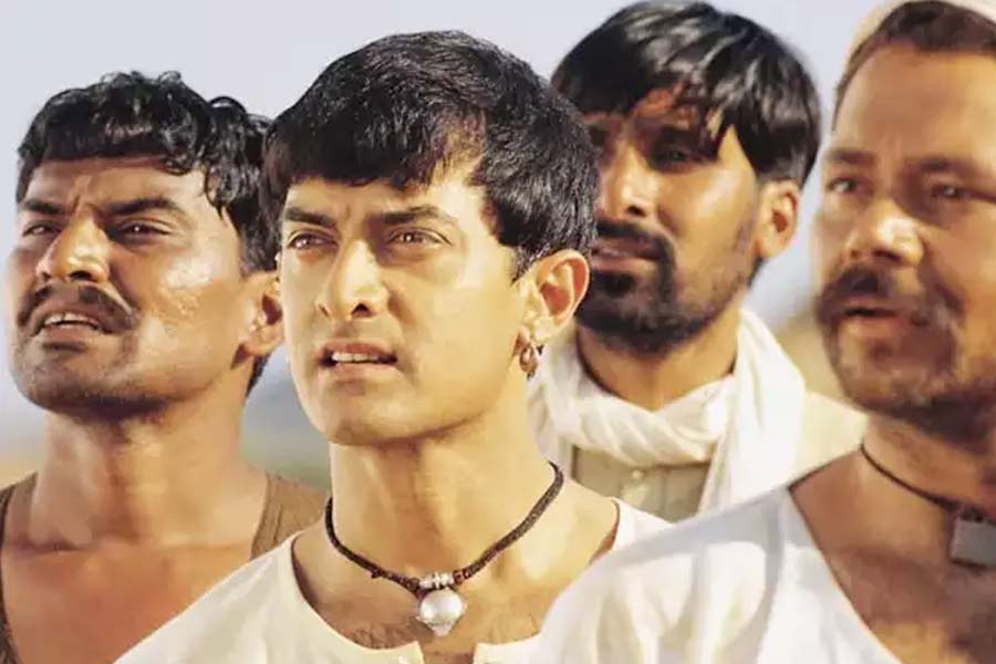 কানাঘুষো শোনা যায়, ‘লগান’ ছবিতে অভিনয় করতে রাজিও ছিলেন শাহরুখ। কিন্তু শুটিংয়ের জন্য সময় বার করতে পারছিলেন না তিনি। তাই ‘লগান’ ছবিতে অভিনয়ের প্রস্তাব খারিজ করেন। পরে আমিরকে অভিনয়ের প্রস্তাব দেওয়া হলে তিনি রাজি হন।