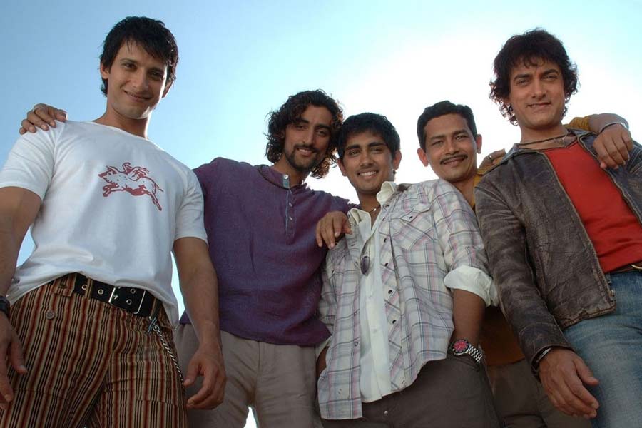 ২০০৬ সালে রাকেশ ওমপ্রকাশ মেহরার পরিচালনায় প্রেক্ষাগৃহে মুক্তি পায় ‘রং দে বসন্তি’। আমিরের পাশাপাশি এই ছবিতে অভিনয় করেন শরমন জোশী, আর মাধবন, কুণাল কপূর, সোহা আলি খান, সিদ্ধার্থ, অতুল কুলকার্নি এবং ওয়াহিদা রহমানের মতো বলি তারকারা। তারকাসমন্বিত এই ছবিতে অভিনয়ের কথা ছিল শাহরুখেরও।