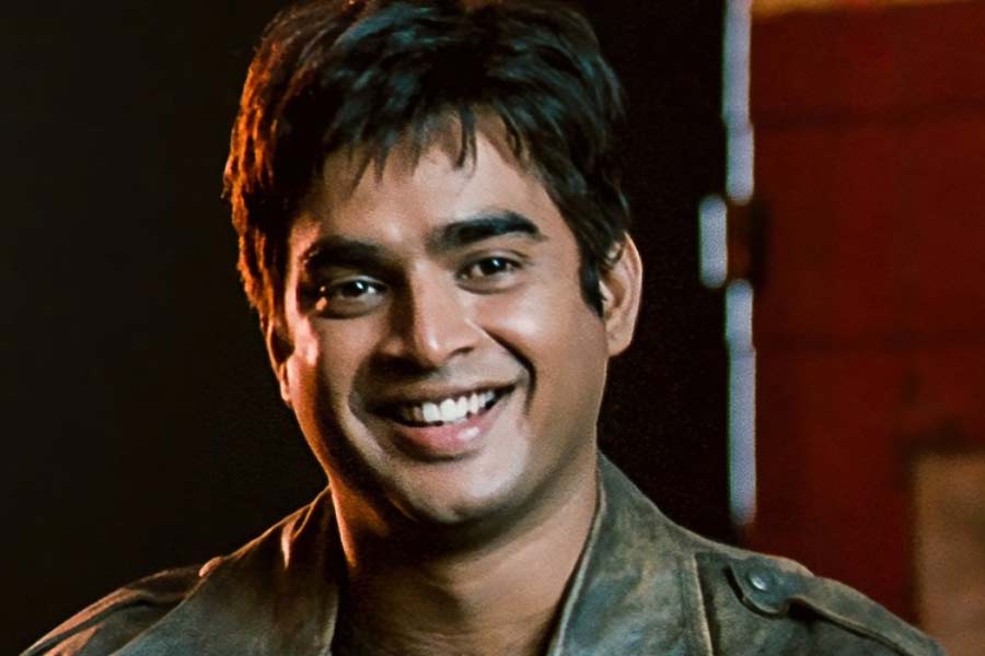 বলিপাড়া সূত্রে খবর, ‘রং দে বসন্তি’ ছবিতে পার্শ্বচরিত্রে অভিনয়ের জন্য শাহরুখের কাছে প্রস্তাব নিয়ে যান ছবিনির্মাতারা। কিন্তু শাহরুখ সে চরিত্রে অভিনয়ের প্রস্তাব খারিজ করে দেন। পরে আর মাধবনকে সেই চরিত্রে অভিনয় করতে দেখা যায়।