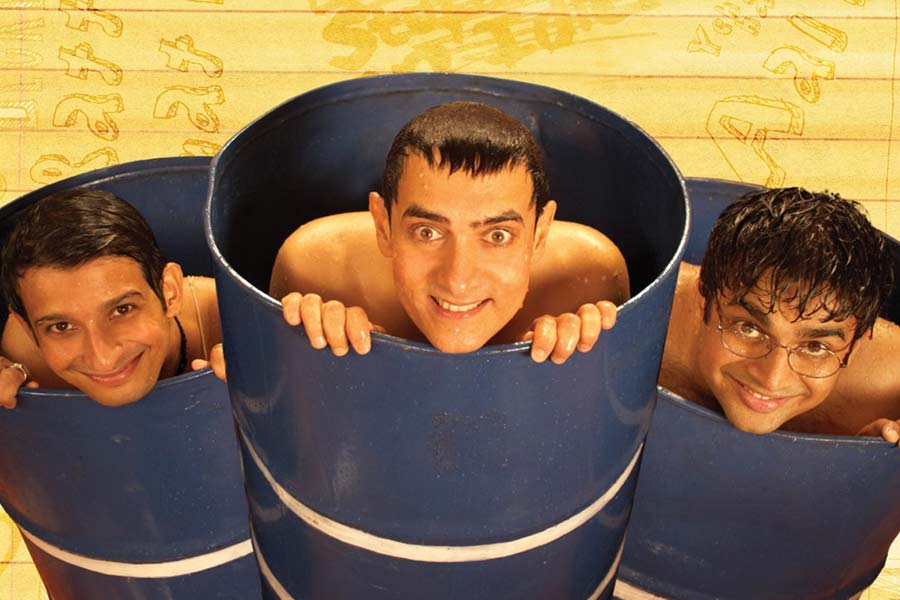 ২০০৯ সালে রাজকুমার হিরানি পরিচালিত ‘থ্রি ইডিয়টস’ ছবিটি মুক্তি পেলে তা আন্তর্জাতিকস্তরে প্রশংসা পায়। আমির-সহ আর মাধবন, শরমন জোশী, করিনা কপূর খান, বোমান ইরানি, ওমি বৈদ্য এবং মোনা সিংহ— সকলেই নিজেদের চরিত্রে নিপুণ ভাবে অভিনয় করেন।