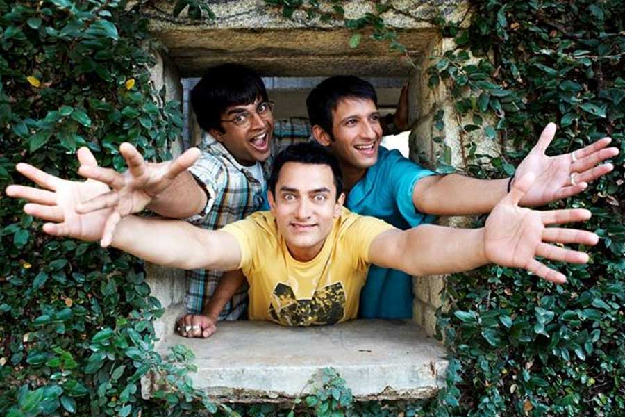 বলিপাড়া সূত্রে খবর, ‘থ্রি ইডিয়টস’ ছবিতে মুখ্যচরিত্রে অভিনয়ের প্রস্তাব শাহরুখকে দিয়েছিলেন রাজকুমার। কিন্তু শাহরুখ সে প্রস্তাব খারিজ করে দেন। শাহরুখের ফিরিয়ে দেওয়া চরিত্রে পরে অভিনয় করতে দেখা যায় আমিরকে।