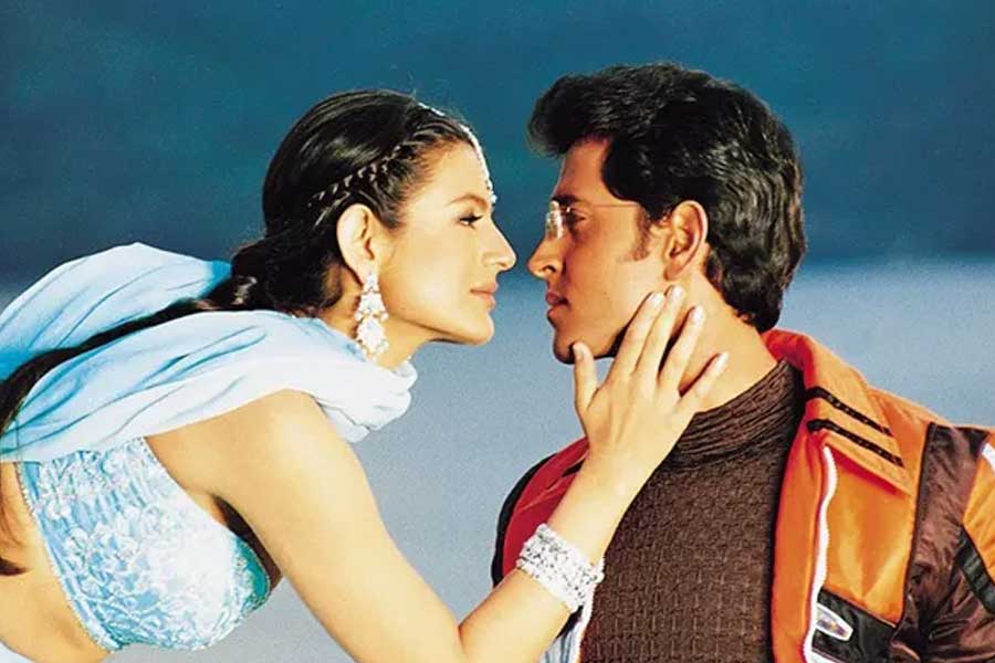 বলিপাড়া সূত্রে খবর, ‘কহো না... প্যার হ্যায়’ ছবিতে অভিনয়ের জন্য প্রথমে শাহরুখকে বেছে নিয়েছিলেন রাকেশ। কিন্তু হৃতিক তাঁর বাবাকে জানান, তিনি বলিউডে কেরিয়ার শুরু করতে চান। তাই শাহরুখের পরিবর্তে নিজের পুত্রকেই সে ছবিতে অভিনয়ের সুযোগ দেন রাকেশ।