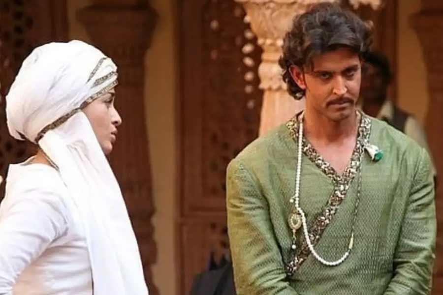 আশুতোষ গোয়ারিকরের পরিচালনায় ২০০৮ সালে প্রেক্ষাগৃহে মুক্তি পায় ‘জোধা আকবর’। ঐতিহাসিক ঘরানার এই ছবিতে সম্রাট আকবরের চরিত্রে অভিনয়ের প্রস্তাব দেওয়া হয় শাহরুখকে। কিন্তু শাহরুখ এই ধরনের চরিত্রে অভিনয় করতে চাননি। পরে সেই চরিত্রে অভিনয় করতে দেখা যায় হৃতিক রোশনকে।