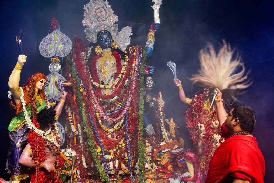 এ পুজোর পরিচিতি দিতে লোকে এখনও বলে, ‘ফাটাকেষ্টর পুজো’। তাঁর উত্তরসূরীরা বলেন, ‘‘শুধু আড়ম্বর নয় ভক্তি ভরে মা পূজিত হন এখানে। বারোয়ারি পুজো হলে কী হবে,  নিয়ম নিষ্ঠায় কোনও ফাঁক থাকে না। পুজো শুরু হয় রাত ৮ থেকে সাড়ে ৮টার সময় এবং শেষ হতে হতে পরের দিন সকাল।’’