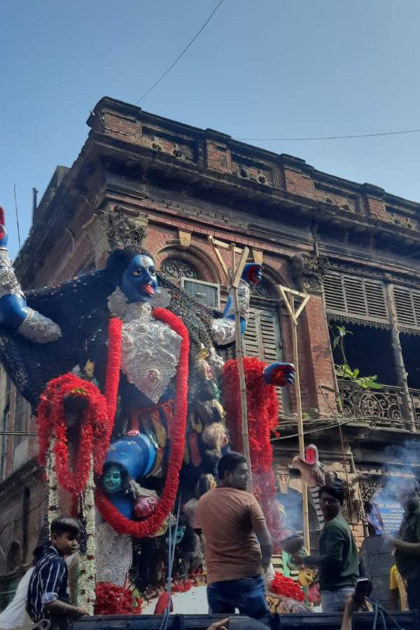 ফাটাকেষ্টর পুজো শুরু হয়েছিল গুরুপ্রসাদ চৌধুরী লেনে। সাত বন্ধুর হাত ধরে। ফাটাকেষ্টর সময়েই বাড়ে তার বোলবোলা। তার পরে কী যে এ পুজো সীতারাম ঘোষ স্ট্রিটে গেল, সে ইতিহাসে নয় নাই-ই ঢুকলাম। বরং বলি এ পুজো ঘিরে আজও মাতামাতি কী পর্যায়ে, তার কথা।