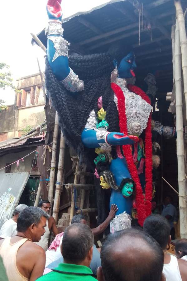 এমনও শোনা যায়, কুমোরটুলি থেকে ফাটাকেষ্টর ঠাকুর না বেরোলে নাকি অন্য কোনও ঠাকুর মণ্ডপে যায় না। সেই মতোই এই বছরে ঠাকুর নিয়ে আসা হয়েছে মণ্ডপে। 