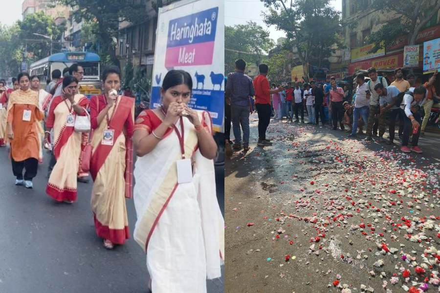 শাঁখ হাতে প্রতিমার গাড়ির আগে ছিলেন এলাকার মহিলারা। মায়ের গাড়ির সামনে ছিল রাস্তা পরিশুদ্ধ করার ব্যবস্থা। যাত্রা পথে গঙ্গা জল এবং ফুল ছড়িয়ে আনা হয় মাতৃ মূর্তি। এই প্রথার চালু হয় নাকি সেই ফাটাকেষ্টর আমলেই।  