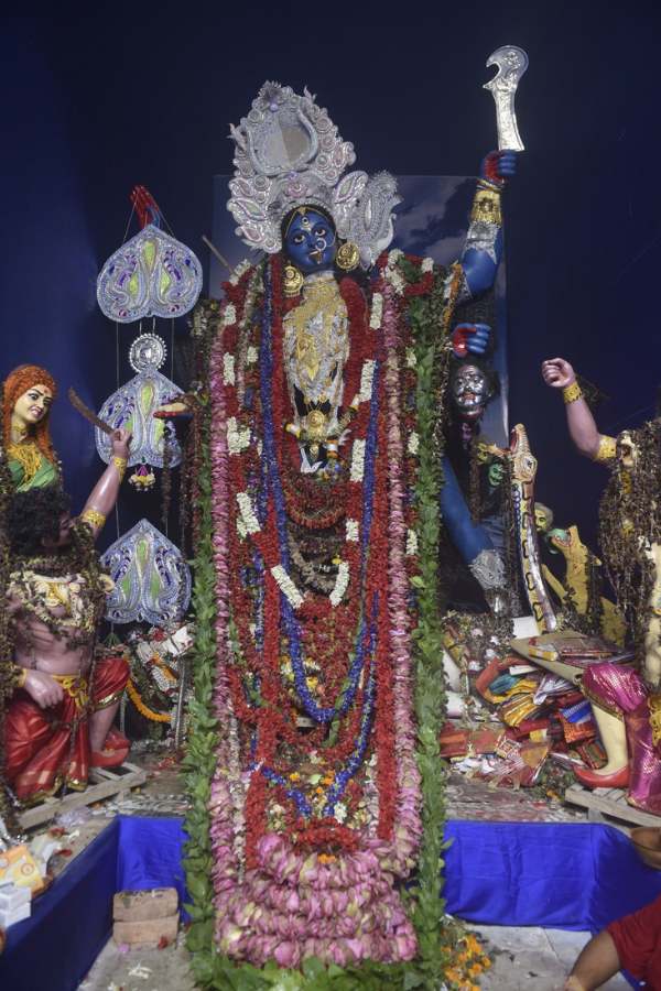 শোনা গেল, ঘড়ি ধরে পঞ্জিকা মতে সব নিয়ম কানুন পালন করে মায়ের পুজো সম্পন্ন হয় এখানে। এমনকি প্রতিমা নিয়ে আসা বা বিসর্জনেও রয়েছে নানা নিয়ম। এই বছরে এই পুজোর ৬৭ বছর। 