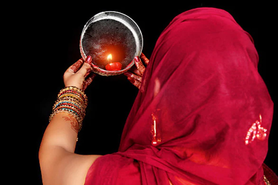 woman elopes with brother-in-law after Karwa Chauth shopping with husband.