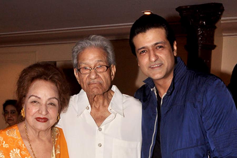 বলিপাড়া সূত্রে খবর, ছবিটি ফ্লপ হওয়ায় মুষড়ে পড়েন রাজকুমার। তিনি ভেবেছিলেন এত জন বড়মাপের তারকার সঙ্গে কাজ করলে ছবি হিট হওয়ার সম্ভাবনা প্রবল।