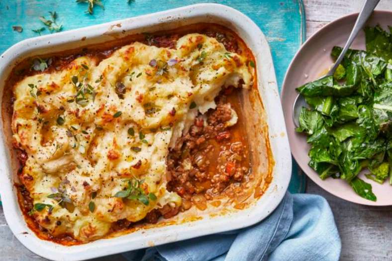 ভিগান খাবার যাঁরা খান, তাঁরা এক কথায় কট্টর নিরামিষাশী তো বটেই, সঙ্গে আরও কিছু। এঁরা  ডিম, দুগ্ধজাত খাবার,  মধু ইত্যাদি খান না। মানে কোনও প্রাণীজাত খাদ্যও এঁরা পাতে নেন না। সম্পূর্ণ শাকাহারী। মূলত শাকসবজি, ফলমূল জাতীয় খাদ্য থাকে এঁদের দৈনন্দিনের খাদ্যতালিকায়।