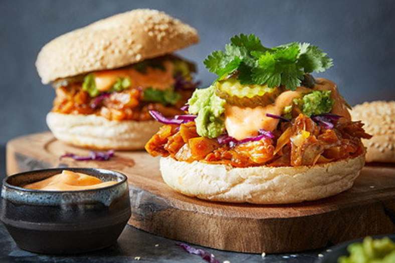 বিশ্ব জুড়ে ভিগানদের সংখ্যা বাড়ছে। শুধু মার্কিন যুক্তরাষ্ট্রেই বেড়েছে ৬০০ শতাংশ, গ্রেট ব্রিটেনে ৪০০ শতাংশ! এই তালিকায় আছেন বিখ্যাতদের অনেকে। যেমন, বিরাট কোহলি, লিওনেল মেসি,  নোভাক জোকোভিচ,  লুইস হ্যামিল্টনের প্রবাদপ্রতিম সব খেলোয়াড়। সব মিলিয়ে বিশ্ব জুড়ে ভিগান ব্যবসা হু হু করে বাড়ছে। কলকাতাতেও গড়ে উঠেছে বেশ কিছু ভিগান রেস্তোরাঁ। তার থেকে বাছাই এগারোটির খোঁজ এই লেখায়। 