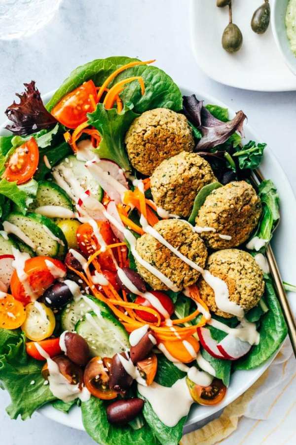 ৪. ফ্লাই কোজিনা - এক অভিনব থিম রেস্তোরা! এরোপ্লেন,  মাইনিং, সাবমেরিন-এর থিমে সজ্জিত। এখানকার নিরামিষ খাবারে ঘি-মাখন-ক্রিম দিতে বারণ করতে হবে আপনাকেই। তা হলে এরা ভিগান পদ পরিবেশন করে থাকে। দু’জনের খাবার খরচ - ১০০০ টাকা। কোথায় - সল্ট লেক সেক্টর-১,  বিডি মার্কেট স্টপেজের কাছে। দোকান খোলা - বেলা ১২টা- রাত ১১টা।