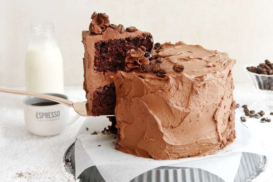 ৬. ফ্যাব ক্যাফে - এখানে নানান ভিগান পদের ভিতর বিশেষ করে ভিগান আমন্ড ক্রাঞ্চ,  ভিগান এসপ্রেসো কেক অত্যন্ত সুস্বাদু ও পুষ্টিকর।  দুজনের খাবার খরচ - ১০০০ টাকা। কোথায় - লাউডন স্ট্রিটে,  পার্ক স্ট্রিটের কাছাকাছি। দোকান খোলা - সকাল ১০টা-রাত ১০টা।