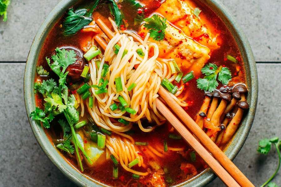 ৮. পিটার হুঁ? শহরের এক জনপ্রিয় ভিগান খাবারের রেস্তোরাঁ। এখানকার ভেগান নুডলস, স্যুপ, স্যালাড দারুণ সুস্বাদু। খরচ একটু বেশি। দু’জনের খাবার খরচ - ১৩০০ টাকা। কোথায় - পার্ক স্ট্রিটে।  দোকান খোলা - বেলা ১২টা-রাত ১০.৩০।