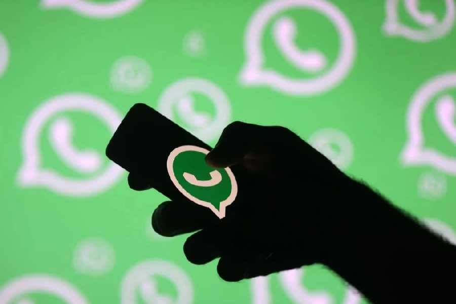 WhatsApp Users can now pin Messages within chats.