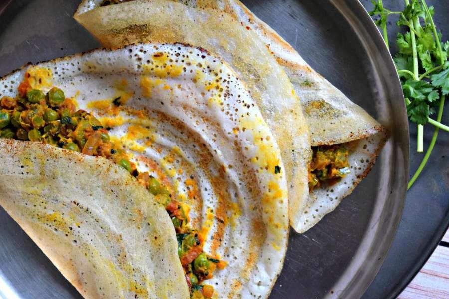 ৯. দ্য চাটনি কোং - দক্ষিণ ভারতীয় খাবারের রেস্তোরাঁ। আগাম অর্ডার দিলে মাখন-ঘি-ক্রিম ছাড়া নানা ভেগান দক্ষিণী পদও রান্না করে পরিবেশন করে এরা। তার মধ্যে ভিগান রাওয়া অনিয়ন ধোসা এখানে ভীষণ সুস্বাদু ও জনপ্রিয়‌।  খাবার খরচ - মাথাপিছু ২০০-৪০০ টাকা। কোথায় – ডালহৌসিতে। দোকান খোলা - দুপুর ১২টা-রাত ১০টা। রবিবার সকাল ১০টায় খোলে।