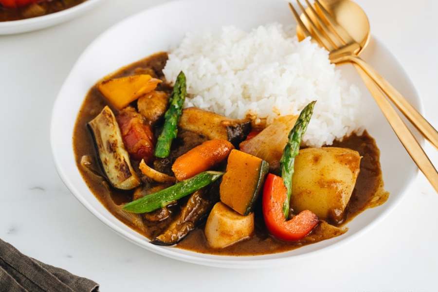 ১০. দ্য ফ্যাটি বাও - এখানে 'ভেগানাইজড্'  নুডলস থেকে শুরু করে স্টিমড্ রাইস,  নানান সবজির ‘কারি’, ‘গ্রেভি’  পাবেন। খরচা অবশ্য খানিকটা বেশি। দু’জনের খাবার খরচ - ১৫০০ টাকা। কোথায় - ক্যামাক স্ট্রিটে, ফোর্ট নক্স বিল্ডিংয়ে। দোকান খোলা - দুপুর ১২টা-রাত ১২টা।