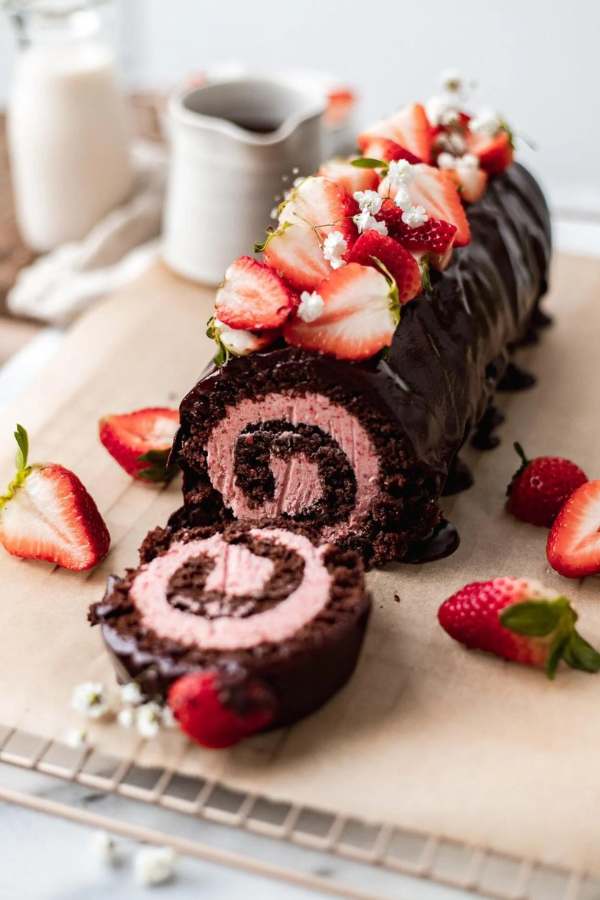 ১১. দ্য ফ্লেমিং বোল - এখানে ভেগান নুডলস্,  ভাত, নানা সবজির ডিশ্ ছাড়াও কিছু বিশেষ কন্টিনেন্টাল ভিগান পদ পাওয়া যায় খেতে। এদের ভিগান চকোলেট সিগার রোল দারুণ সুস্বাদু ও জনপ্রিয়। এখানে ভিগান কাঠিরোল-ও মেলে। দুজনের খাবার খরচ - ১০০০-১২০০ টাকা। কোথায় - ভবানীপুরের হরিশ মুখার্জি রোডে। দোকান খোলা - দুপুর ১২টা-রাত ১১.৩০।  এই প্রতিবেদনটি ‘আনন্দ উৎসব’ ফিচারের একটি অংশ।