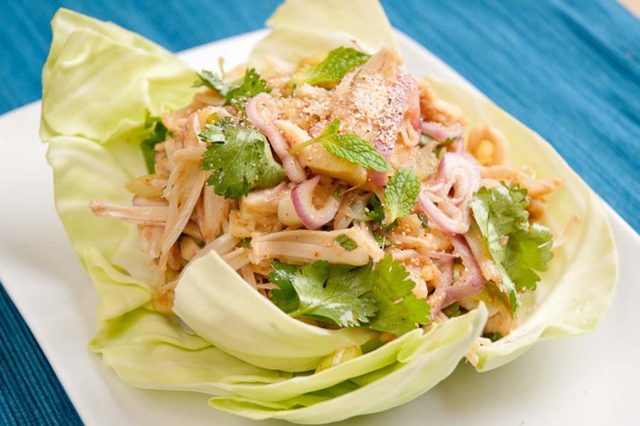 ৩. বর্মা বর্মা - এদের রেস্তোরাঁ দেশের সব বড় শহরে পাবেন। এই ভেজিটেরিয়ান রেস্তোরাঁতেও আগাম অর্ডারের ভিত্তিতে দারুণ সব মুখরোচক ভেগান পদ পরিবেশিত হয়। এখানকার গ্রিলড্ কাঁঠাল স্যালাড,  চা-পাতার স্যালাড ভেগানমিষাশীদের কাছে দুর্দান্ত জনপ্রিয়। দু’জনের খাবার খরচ - ১৫০০ টাকা। কোথায় - পার্ক স্ট্রিটে,  স্টিফেন কোর্টের কাছে। দোকান খোলা - দুপুর ১২.৩০-বিকেল ৪টে ও সন্ধে ৬.৩০-রাত ১০.৩০। শনি-রবি বেলা ১২টায় খোলা।