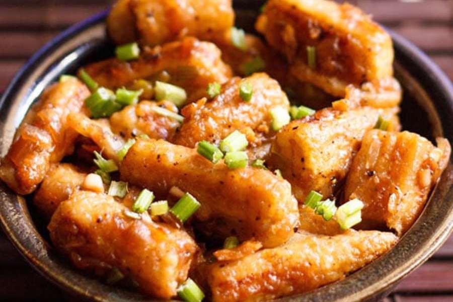 ২. আর্বান মশালা - সম্পূর্ণ ভেজিটেরিয়ান রেস্তোরাঁ। গ্রাহকদের অনুরোধে এরা ভিগান পদও পরিবেশন করে। তবে আগে অর্ডার দিতে হবে। ভিগান কন্টিনেন্টাল পদ এদের উল্লেখযোগ্য। চিলি বেবি কর্ন দুর্দান্ত মুখরোচক। দু’জনের খাবার খরচ - ৭০০ টাকা। কোথায় - লেক টাউনে জয়া সিনেমা হলের কাছে। দোকান খোলা - দুপুর ১২টা-রাত ২টো।